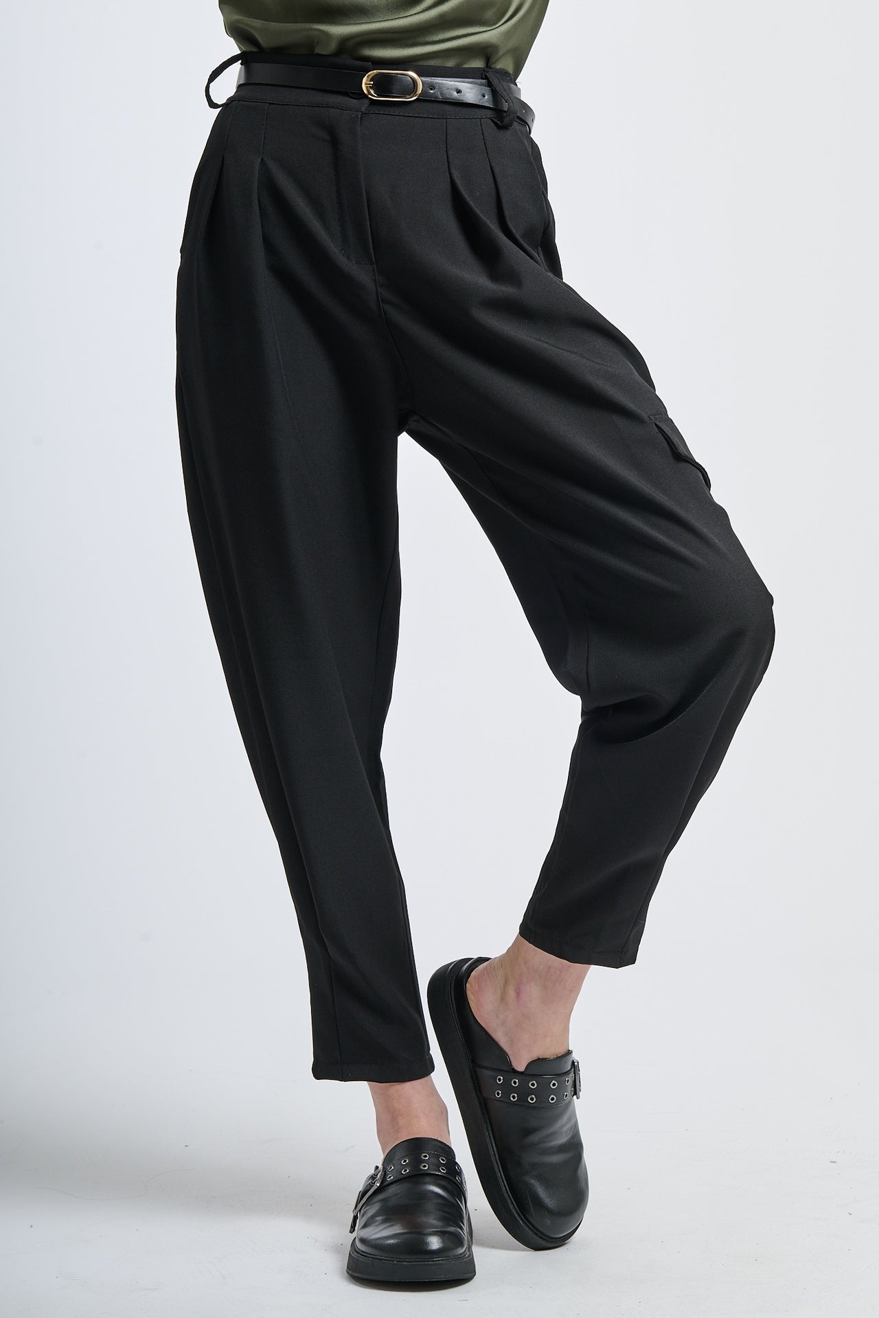 Pantaloni nero oversize con pieghe, perfetti per un look casual ed elegante