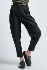 Pantaloni nero oversize con pieghe, perfetti per un look casual ed elegante
