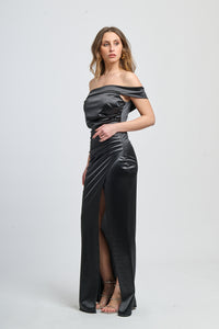 Abito formale nero con taglio drammatico, ideale per occasioni glamour