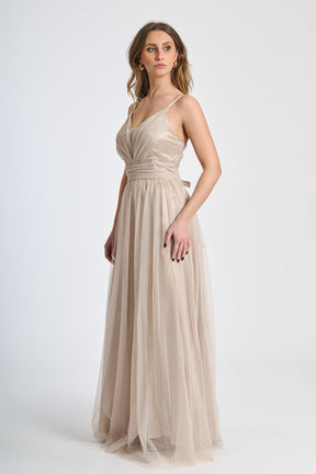 Abito formale beige con taglio sobrio, ideale per occasioni eleganti