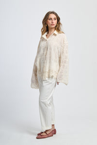 Ensemble: maglia a colletto turtleneck rosa scura e pantaloni grigi a taglio dritti, perfetto per l'inverno.