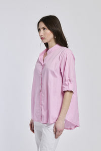Camicia rosa a colletto coreano, taglio ampio, maniche 3/4 arrotolate, ideale per un look romantico.