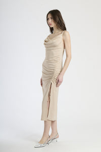 Abito classico beige, ideale per cerimonie e look minimalisti.