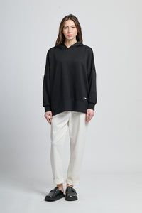 Felpa nera oversize, perfetta per abbinamenti