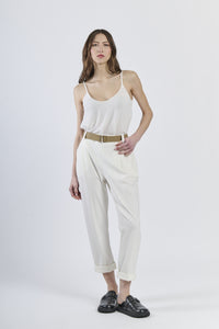 Outfit con top satinato rosa e pantaloni color panna, armonia pastello