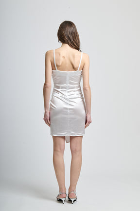 Satin bianco luminoso, abito midi, design sgargiante, per cerimonie estive