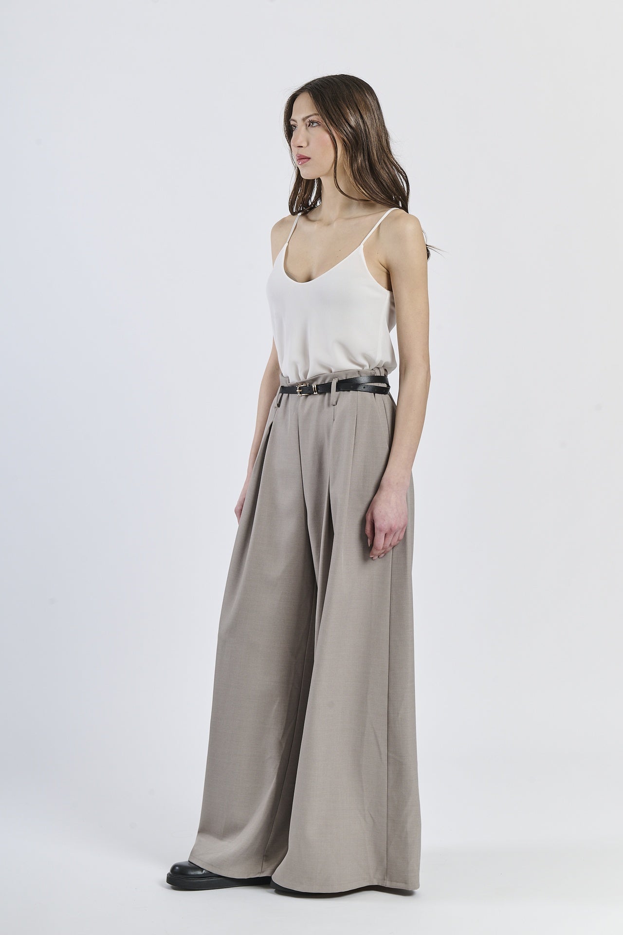 Ensemble: top bianco elegante e pantaloni fango scuri, scarpe marroni