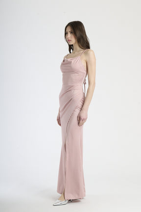 Abito da cerimonia rosa antico, ideale per un look romantico ed estivo.