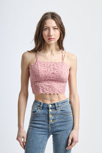 Top estivo rosa antico in pizzo, silhouette slim con scollatura a V