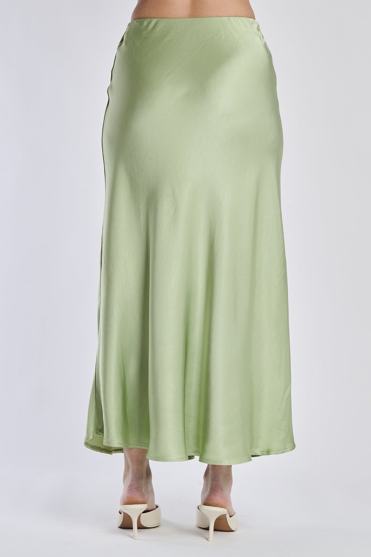 Gonna verde fluida di raso, modello dritto e deciso