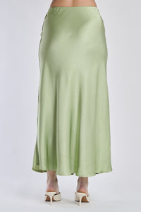 Gonna verde fluida di raso, modello dritto e deciso
