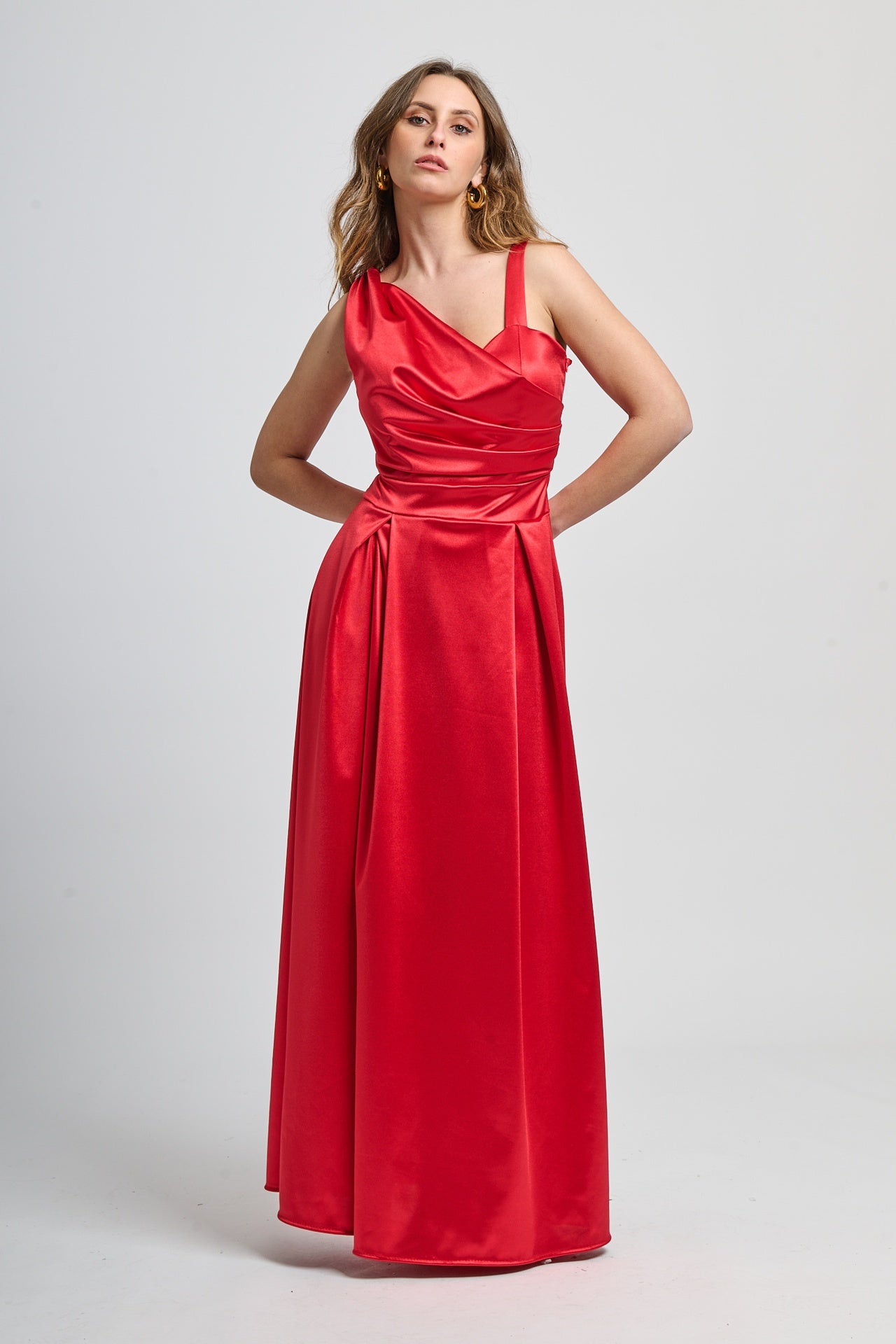 Abito da cerimonia rosso con spalla unica e falda fluida