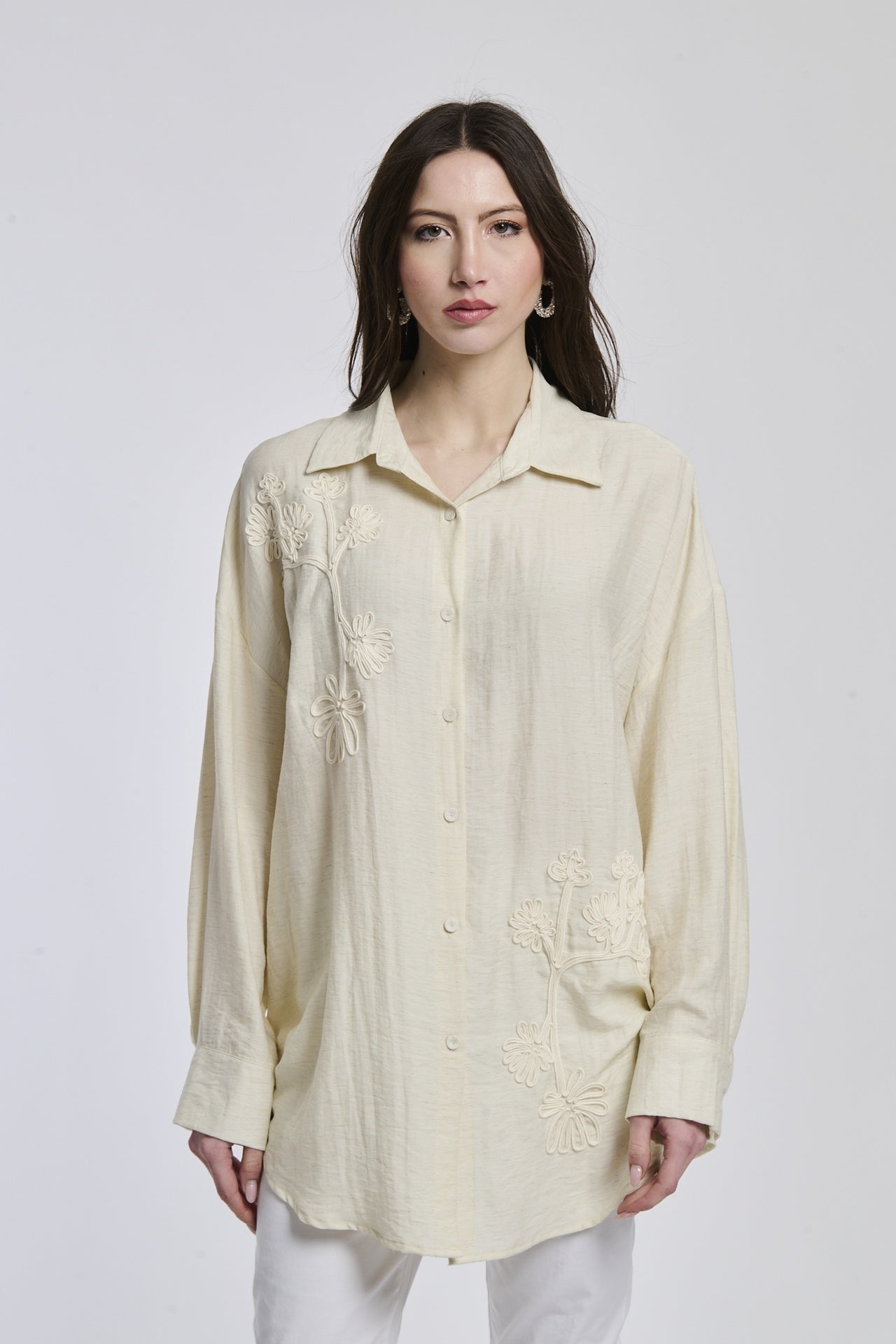Camicia di un colore beige e intenso indossata dalla donna
