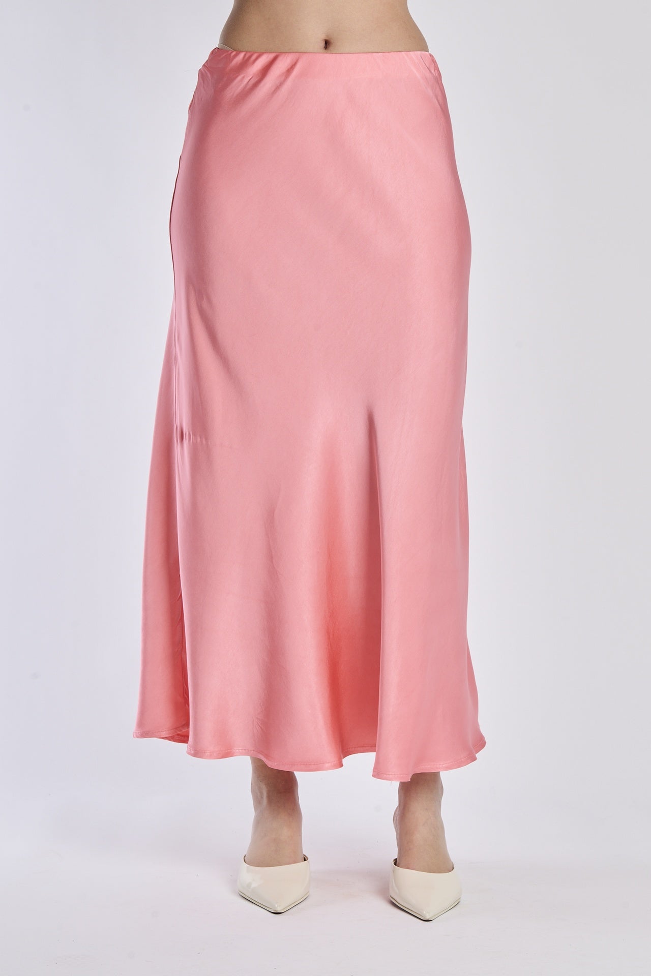 Gonna lunga corallo in raso, abbinata a ballerine argentate
