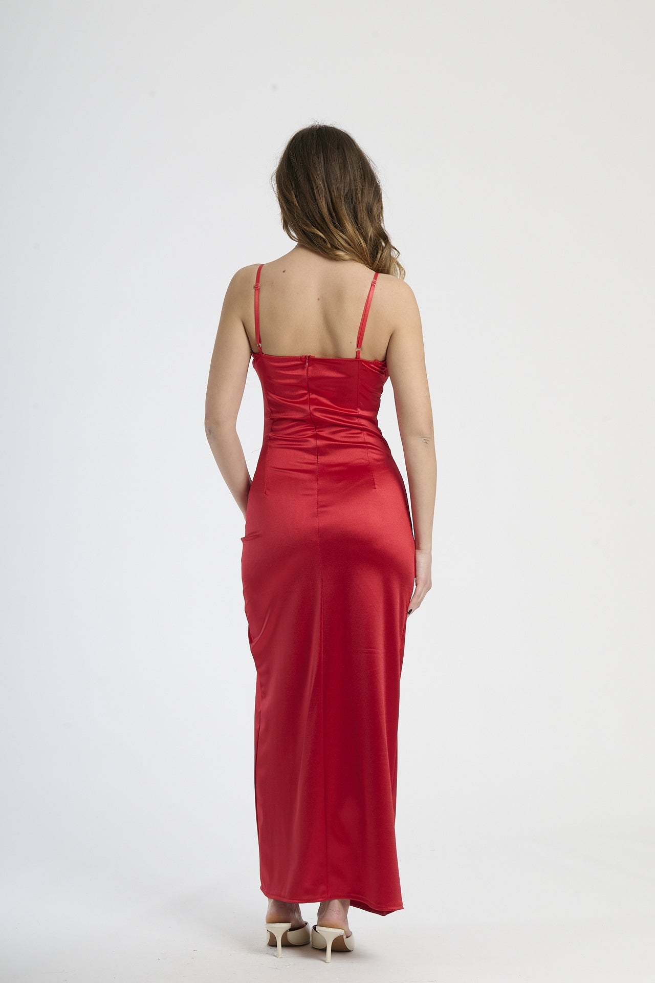 Abito elegante rosso, taglio dritto con drappeggio e scollatura a fascia