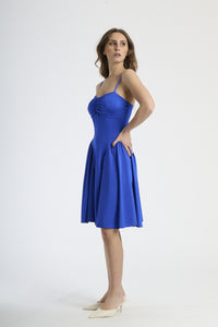 Outfit con abito bluette a spalline, ideale per un look raffinato e moderno.