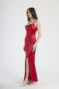 Abito elegante rosso, taglio aderente con drappeggi e spacco laterale