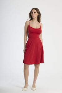 Abito corto rosso con bretelle sottili, taglio a campana e colletto avvolgente per uno stile accattivante e audace.