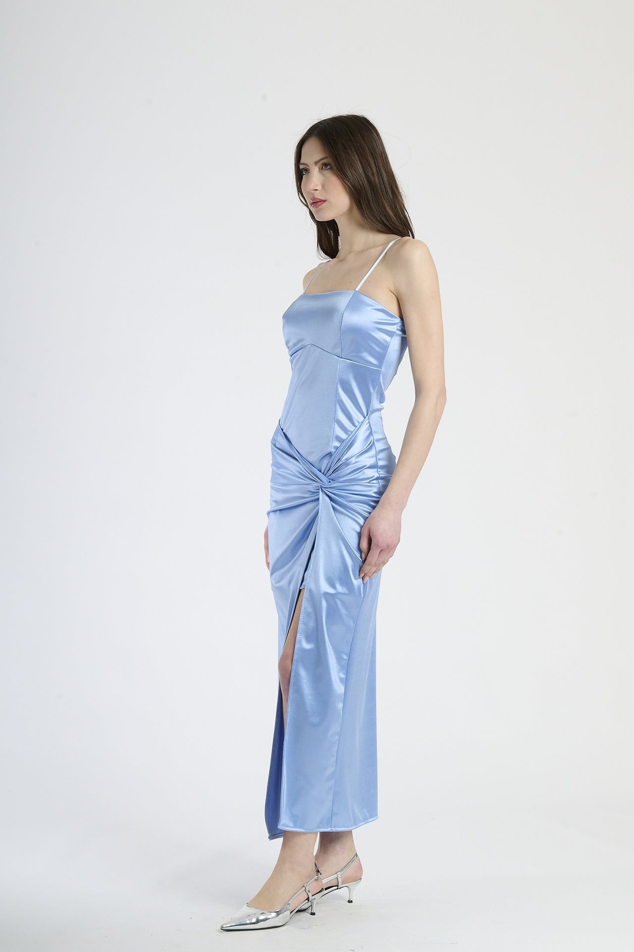 Vestito formale azzurro, tessuto liscio con accento di stropicciature e apertura