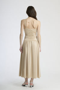 Vestito beige in tessuto morbido, taglio maxi con scollatura a V, adatto per occasioni sofisticate.