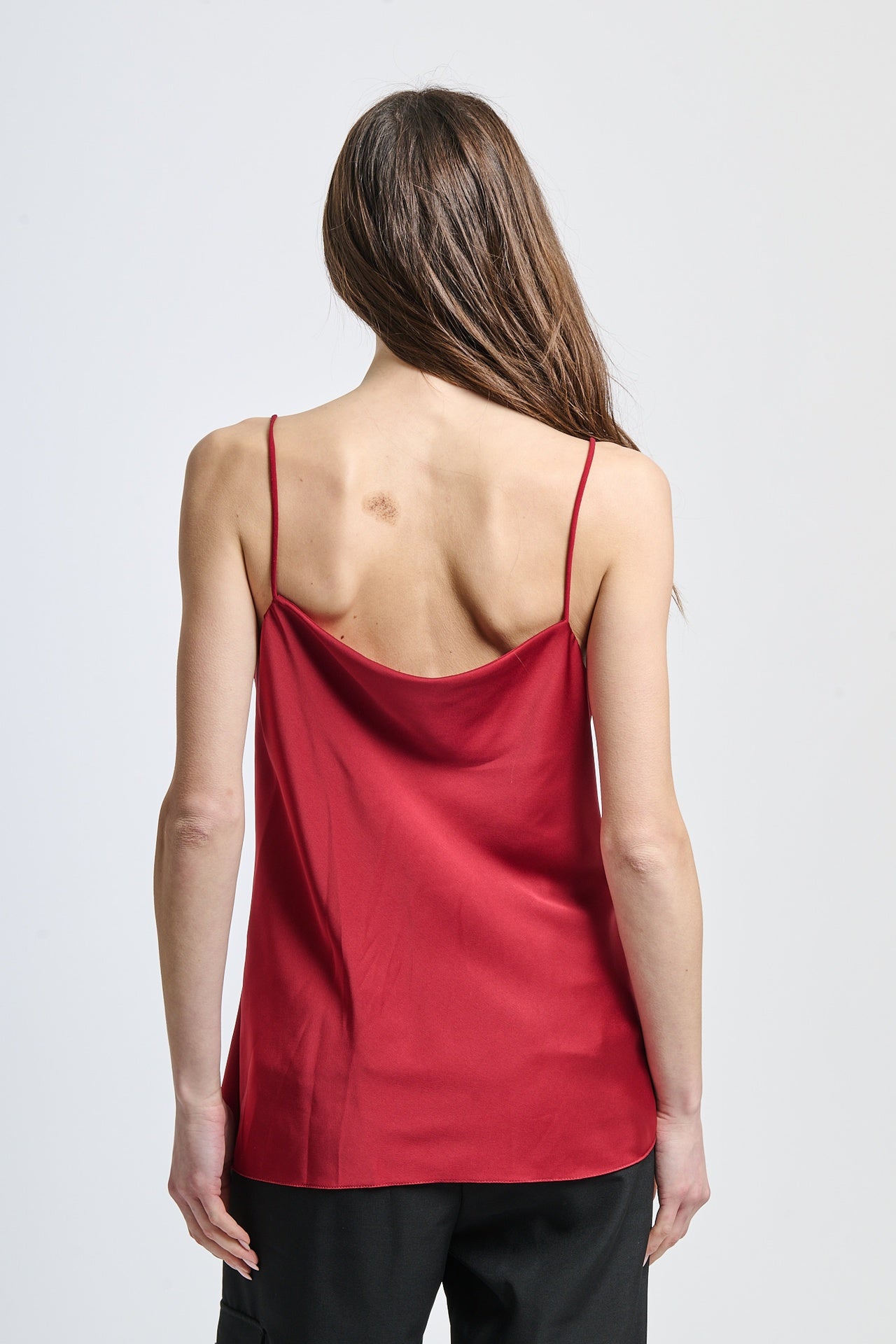 Canotta bordeaux minimalista conaffetto profondo