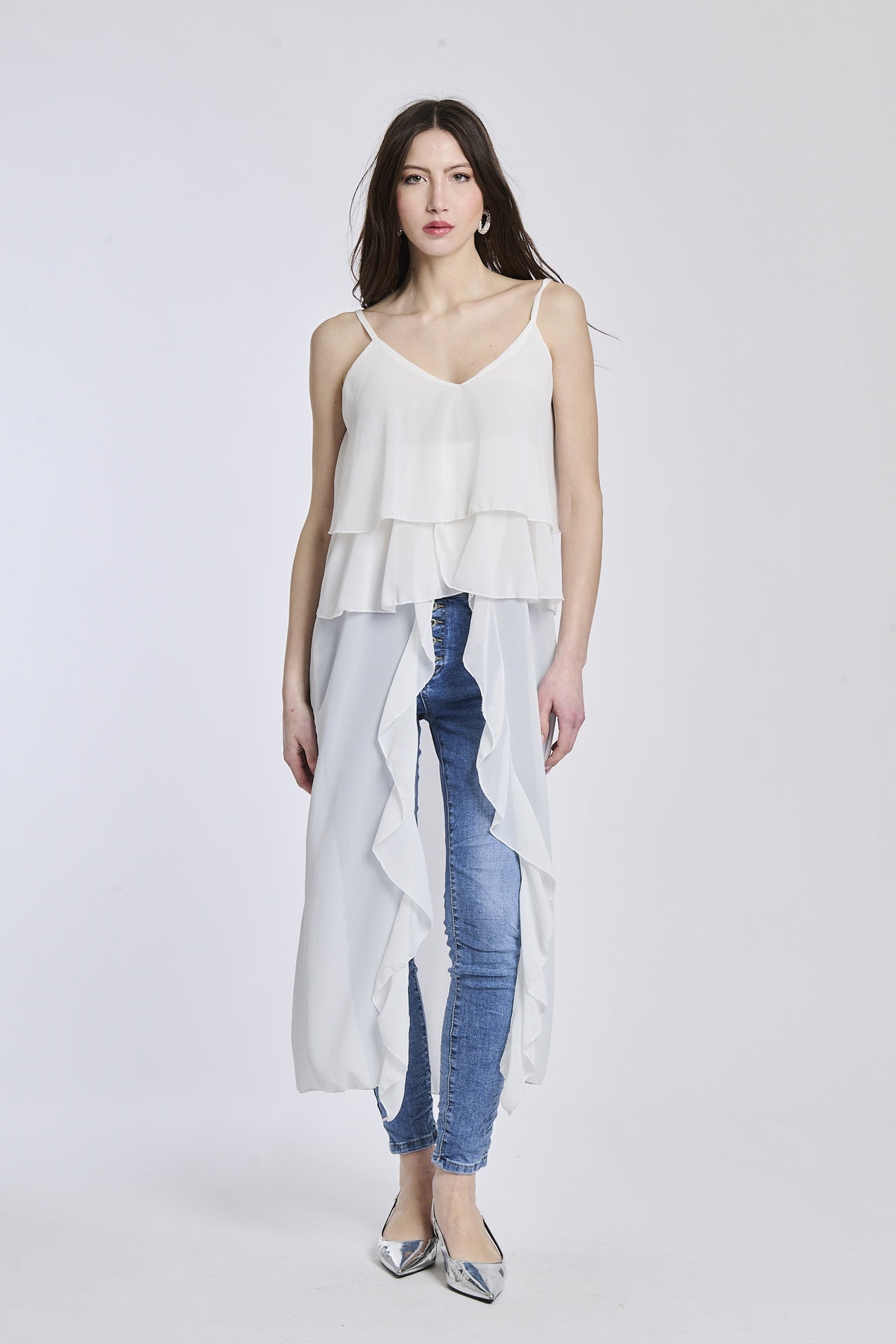 Un abito in bianco con dettagli in seta, che crea un effetto di raffinatezza e di lusso.