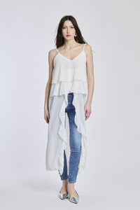 Un abito in bianco con dettagli in seta, che crea un effetto di raffinatezza e di lusso.