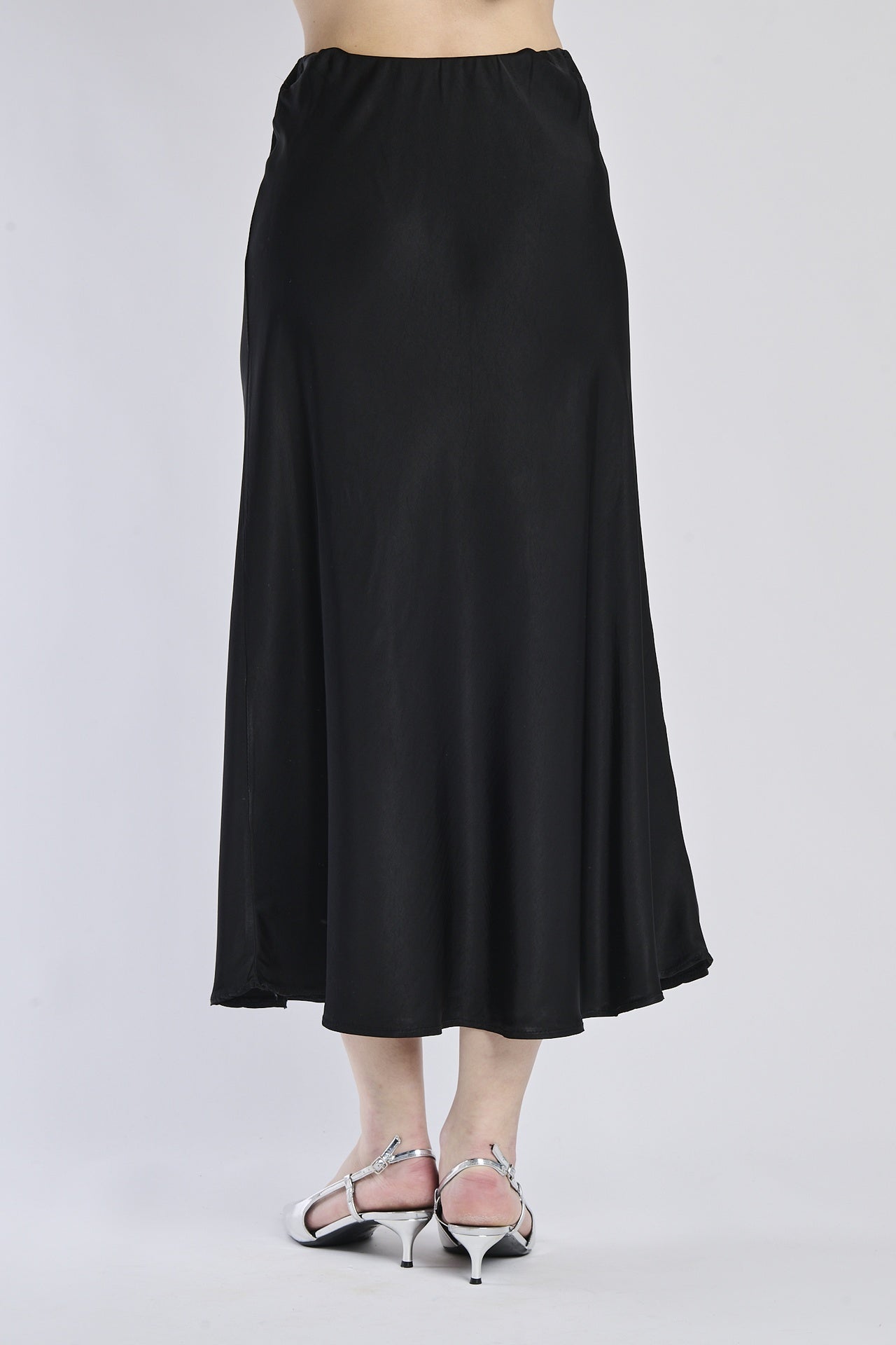 Gonna nera fluida di raso, modello dritto e elegante