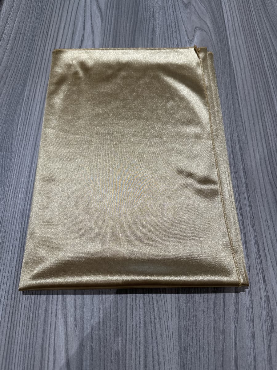 Titolo: Sciarpa "Lunara" – Eleganza satinata in tinta unita (solo lo scialle, non incluso l'abito)