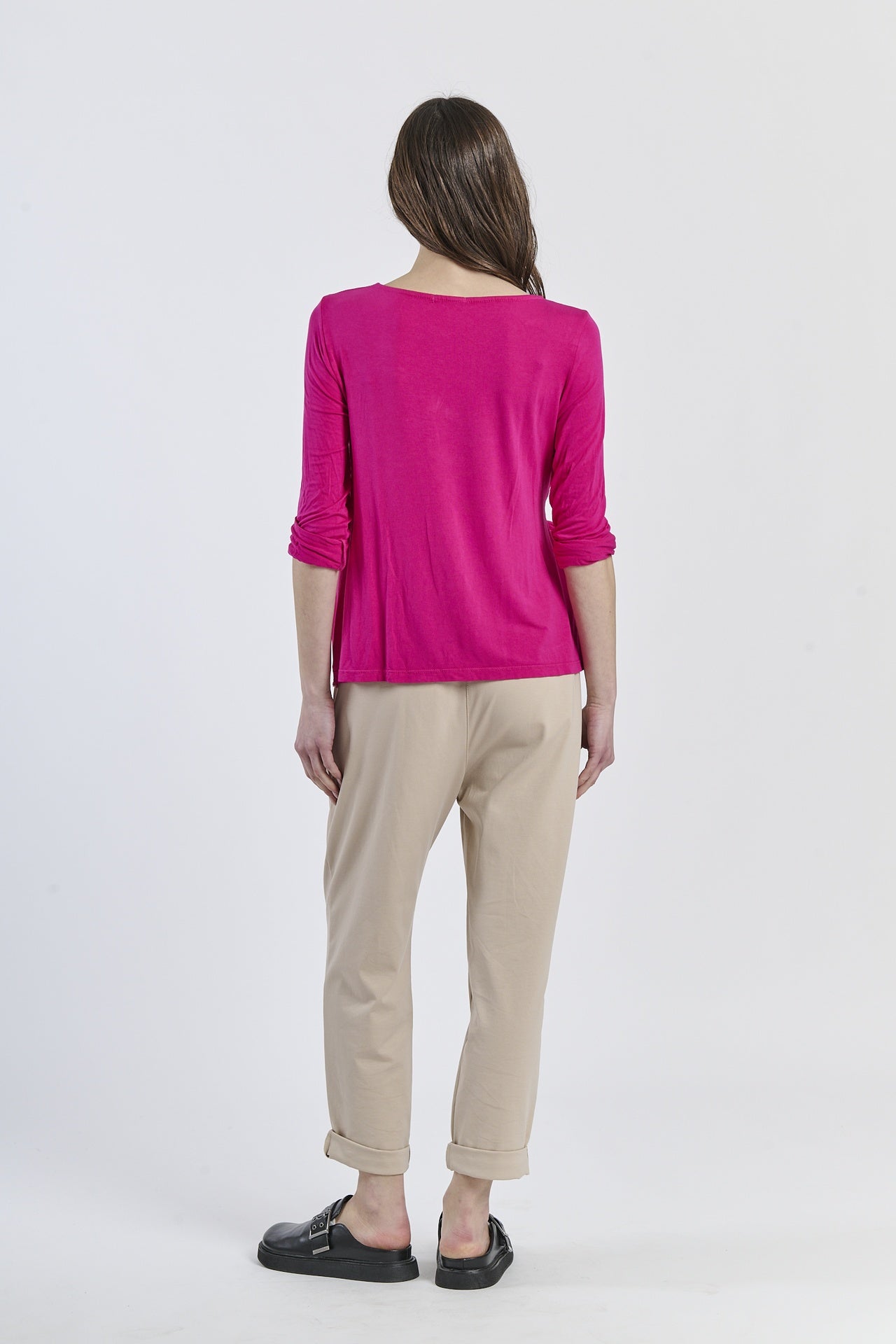 Blusa fuxia in tessuto brillante, luce e energia radiose