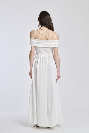 Vestito bianco elegante, spalline scollate, maniche assenti, apertura laterale per un look romantico.