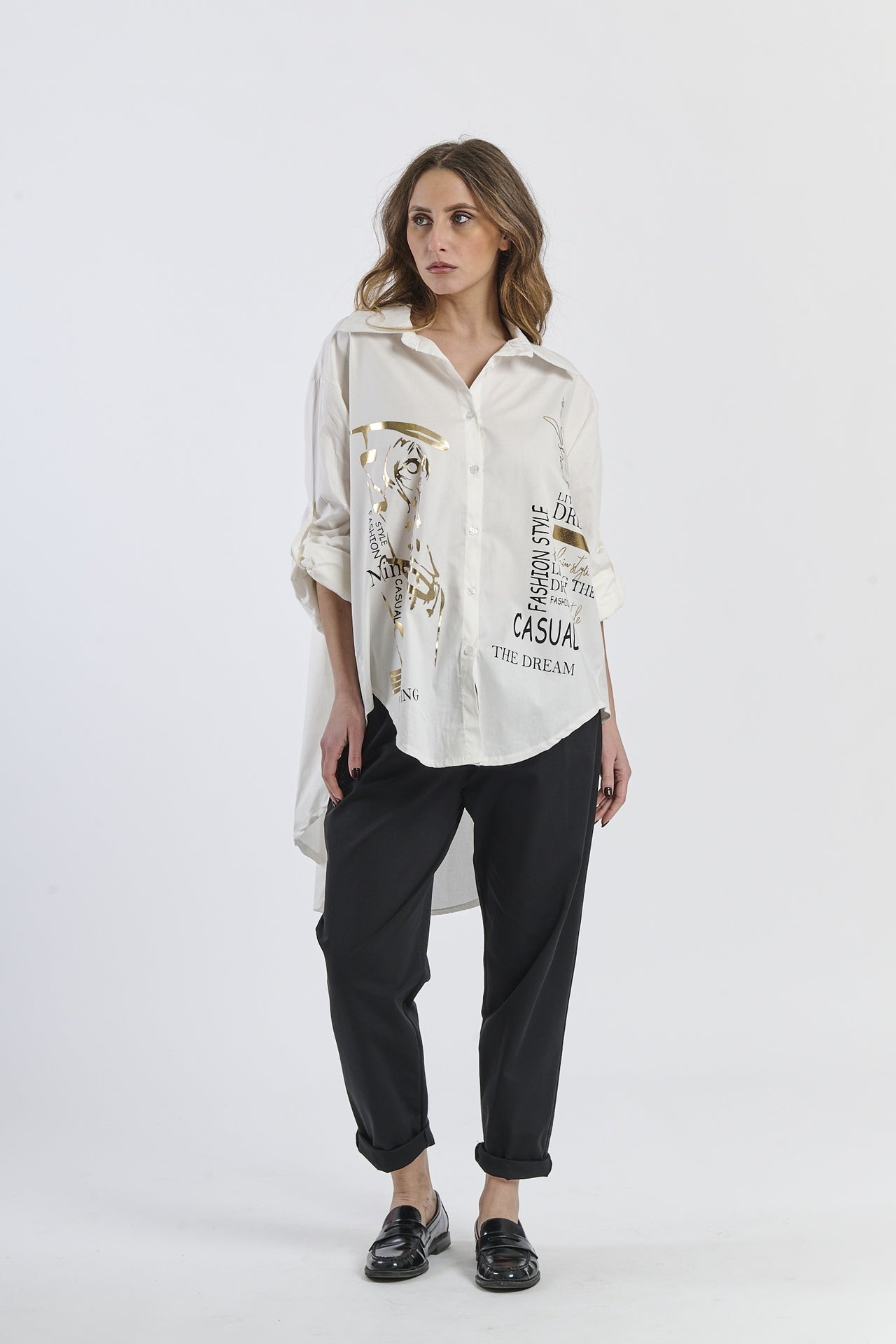 Camicia bianca oversize, base versatile per il guardaroba