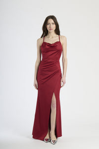 Moda donna: abito bordo in tessuto elegante, design con spalline sottili e colletto avvolgente.