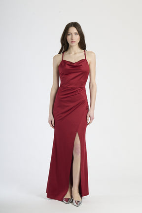 Moda donna: abito bordo in tessuto elegante, design con spalline sottili e colletto avvolgente.