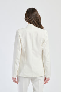 Modella con camicia bianca body - fit e collo a croce.