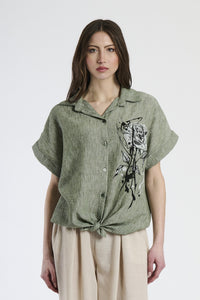 Completo estivo militare, design comfort con camicia tie - front e pantaloni slouchy