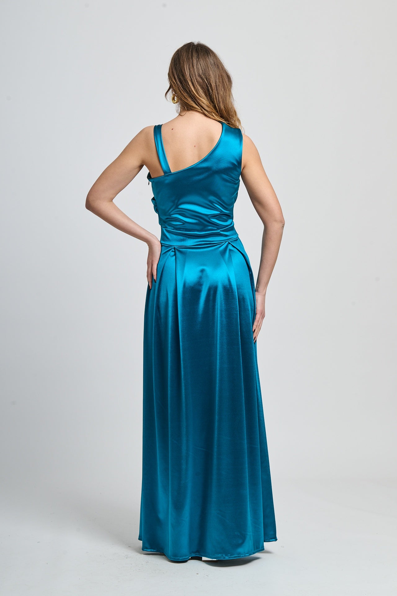 Abito elegante ottanio, tessuto satinato con drappaggi glamour