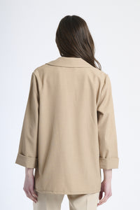 Modella indossa blazer colore tabacco, stile rassicurante ed elegante.