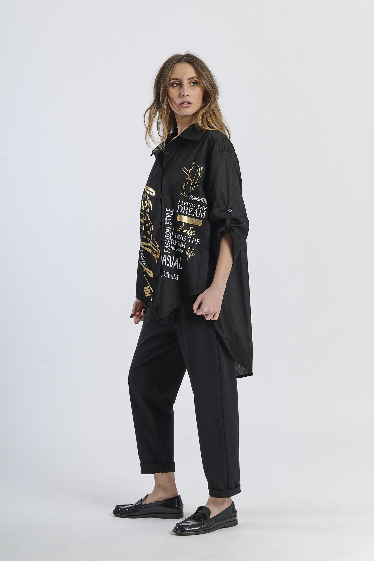 Outfit con camicia nera larga e pantaloni neri, total black chic