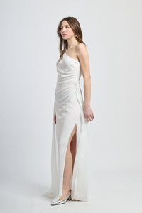Abito elegante bianco, drappato, spalla unica, ideale per cerimonie o feste.