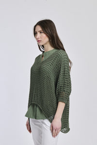 Maglione verde militare a coste opache con colletto e taglio mascolino