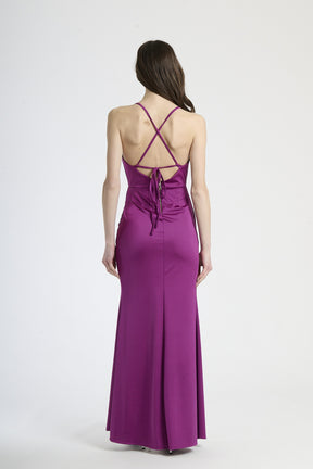 Vestito romantico ciliegio, taglio maxi con dettagli drappati, adatto per serate romantiche.