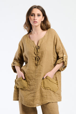Combinazione camello da giorno, top morbido con tasche frontali, ideale per un look classico.