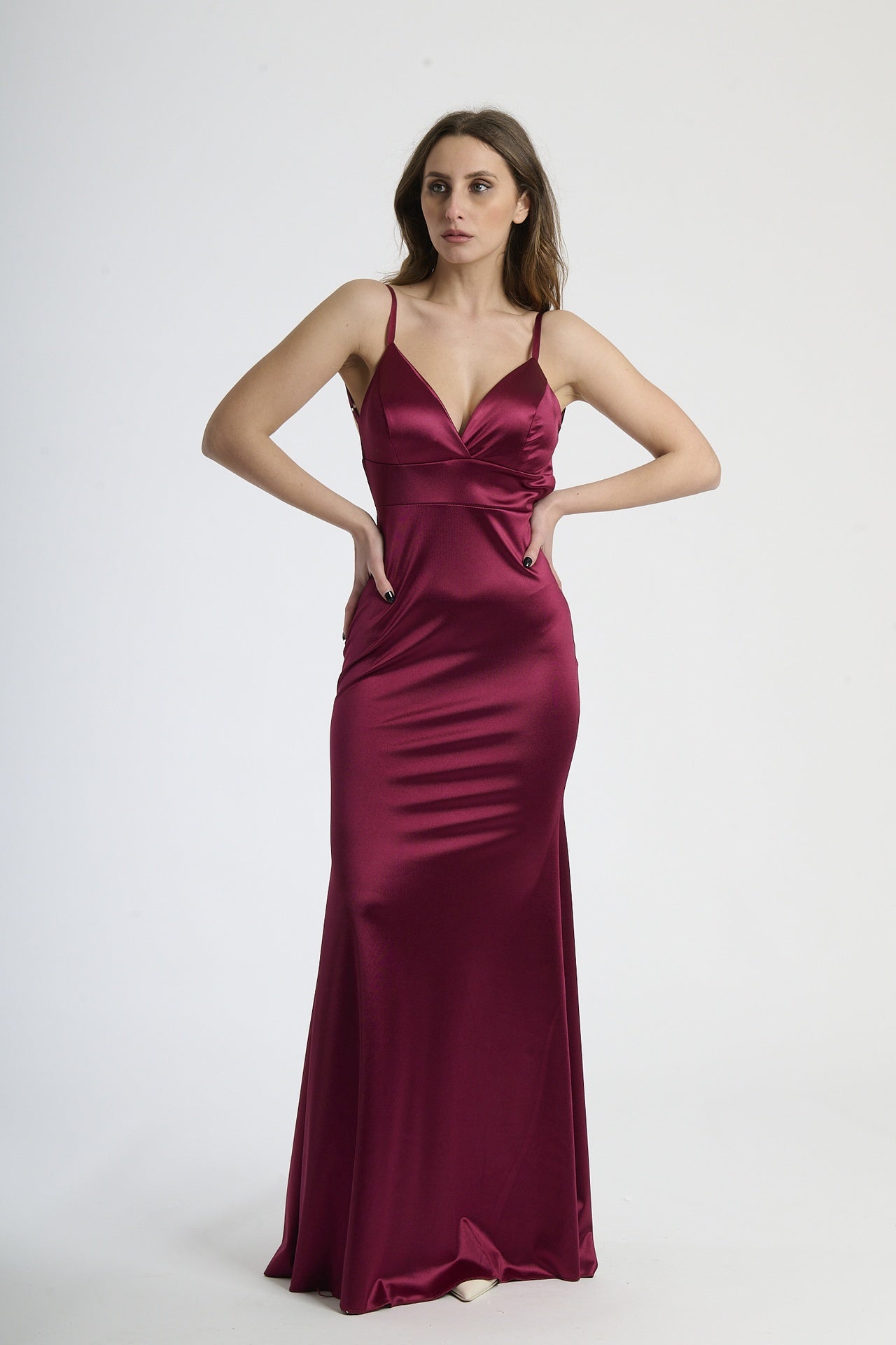 Outfit con abito vino lungo, ideale per un look seducente e memorabile.