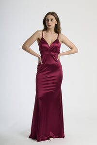 Outfit con abito vino lungo, ideale per un look seducente e memorabile.