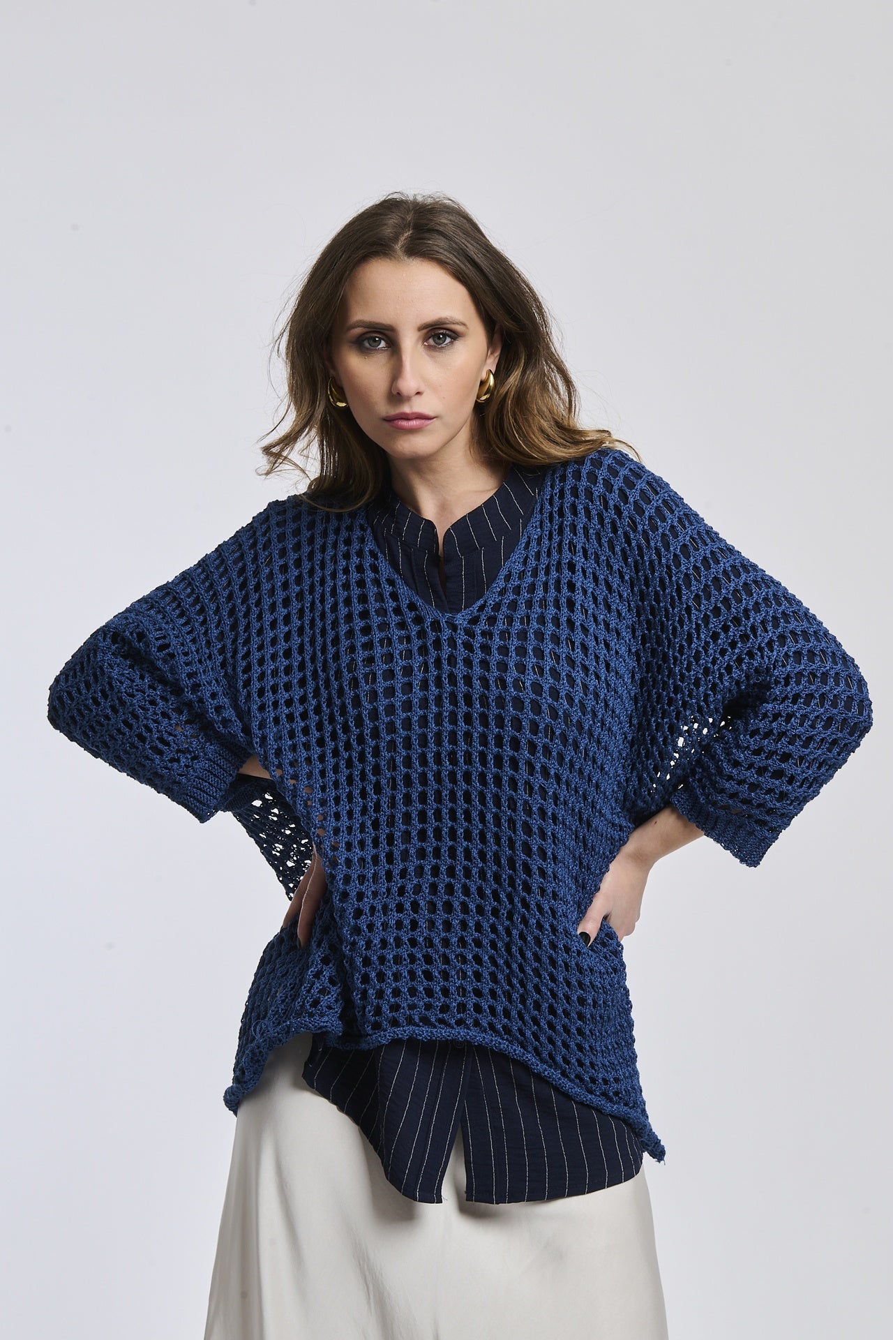 Maglione navy in lana vergine, colletto e finitura pregiata