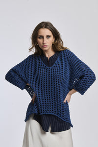 Maglione navy in lana vergine, colletto e finitura pregiata