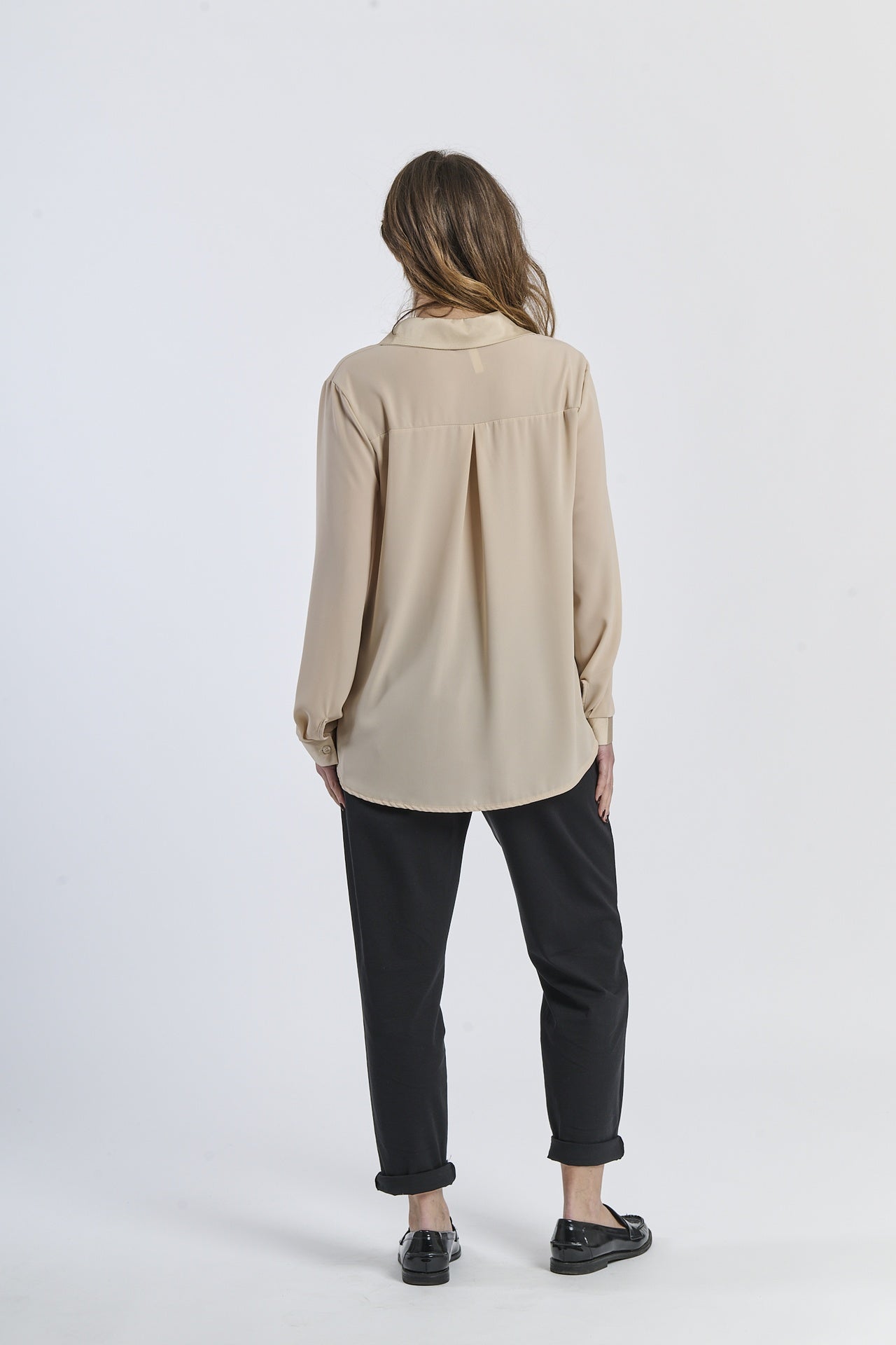 Outfit con camicia beige e mocassini neri, look classico