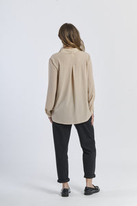 Outfit con camicia beige e mocassini neri, look classico