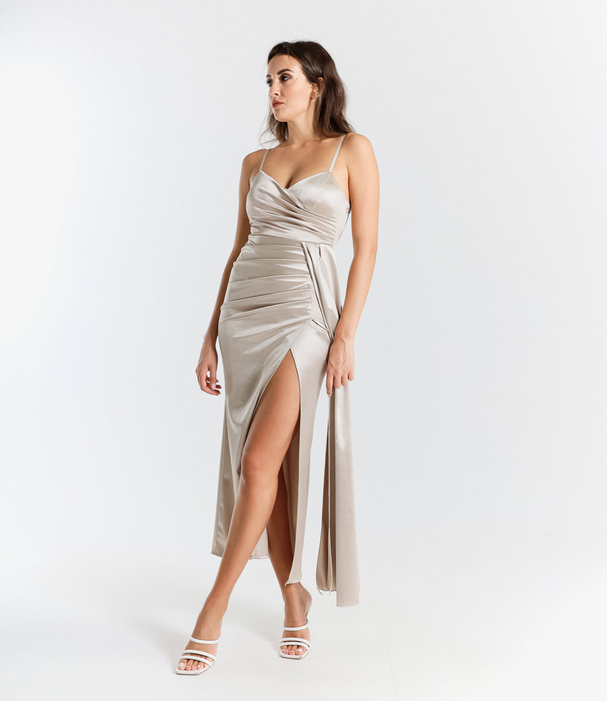 Vestito lungo in raso drappeggiato con spaccatura laterale Beatrice